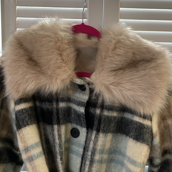 Plaid coat with faux fur - Picture 6 of 7